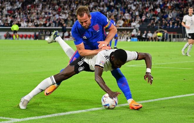 07.06.2022 - UEFA Nations League - Länderspiel: Deutschland Germany gg England United Kingdom - - Antonio Rüdiger Ruediger (2, Deutschland ) vor Harry Kane (9, England )