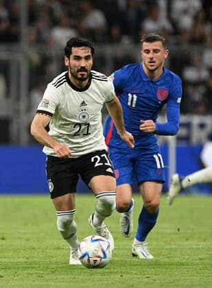 07.06.2022, xjhx, Fussball UEFA Nations League, Deutschland - England emspor, v.l. Ilkay Guendogan Gündogan (Deutsche Fussball Nationalmannschaft DFB) Mason Mount (England) Zweikampf, Aktion, action, battle for the ball (DFL DFB REGULATIONS PROHIBIT ANY USE OF PHOTOGRAPHS as IMAGE SEQUENCES and or QUASI-VIDEO) München