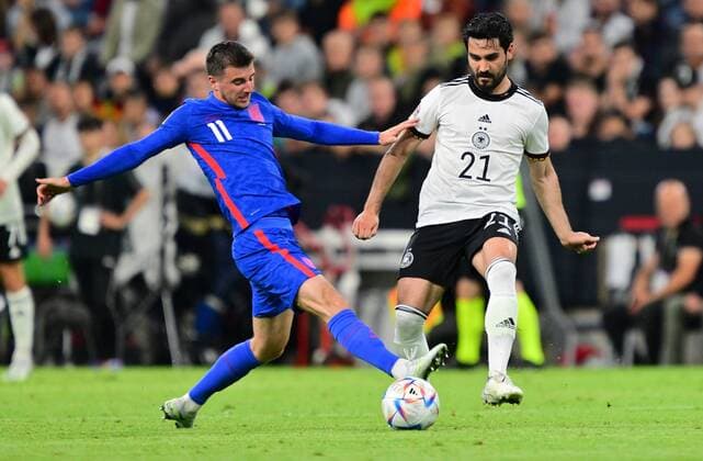 07.06.2022 - UEFA Nations League - Länderspiel: Deutschland Germany gg England United Kingdom - - Mason Mount (11, England, links ) Ilkay Gündogan Guendogan (21, Deutschland )