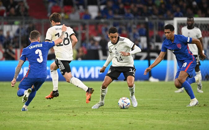 07.06.2022, xjhx, Fussball UEFA Nations League, Deutschland - England emspor, v.l. Kieran Trippier (England) Jonas Hofmann (Deutsche Fussball Nationalmannschaft DFB) Jamal Musiala (Deutsche Fussball Nationalmannschaft DFB) Jude Bellingham (England) Zweikampf, Aktion, action, battle for the ball (DFL DFB REGULATIONS PROHIBIT ANY USE OF PHOTOGRAPHS as IMAGE SEQUENCES and or QUASI-VIDEO) München
