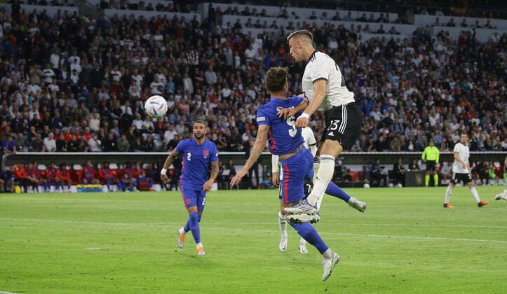 München , Fußball UEFA Nations League Deutschland vs. England , von links: John Stones ( ENG ) Nico Schlotterbeck ( GER )