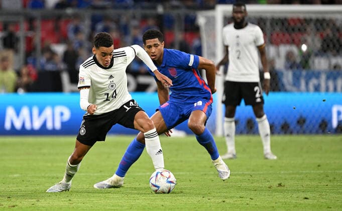 07.06.2022, xjhx, Fussball UEFA Nations League, Deutschland - England emspor, v.l. Jamal Musiala (Deutsche Fussball Nationalmannschaft DFB) Jude Bellingham (England) Zweikampf, Aktion, action, battle for the ball (DFL DFB REGULATIONS PROHIBIT ANY USE OF PHOTOGRAPHS as IMAGE SEQUENCES and or QUASI-VIDEO) München