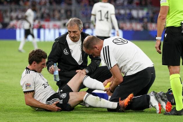Jonas Hofmann 18 (Deutschland) wird von Teamarzt Dr. Jochen Hahne (Deutschland) behandelt, Deutschland vs. England, UEFA, Nations League, Fussball, 07.06.2022 Muenchen Bayern Deutschland