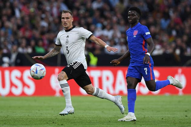 Fußball UEFA Nations League Deutschland - England am 07.06.2022 in der Allianz Arena in München David Raum ( Deutschland ), links - Bukayo Saka ( England ), rechts DFB regulations prohibit any use of photographs as image sequences and or quasi-video.