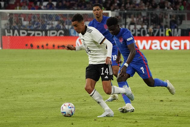 Jamal Musiala (Deutschland Germany) gegen Bukayo Saka (England) - Muenchen 07.06.2022: Deutschland vs. England, Allianz Arena, Nations League A 2. Spieltag