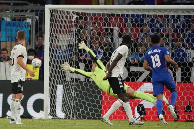 Schuss von Jude Bellingham (England) vorbei an Tor und Torwart Goalie Manuel Neuer (Deutschland Germany) - Muenchen 07.06.2022: Deutschland vs. England, Allianz Arena, Nations League A 2. Spieltag