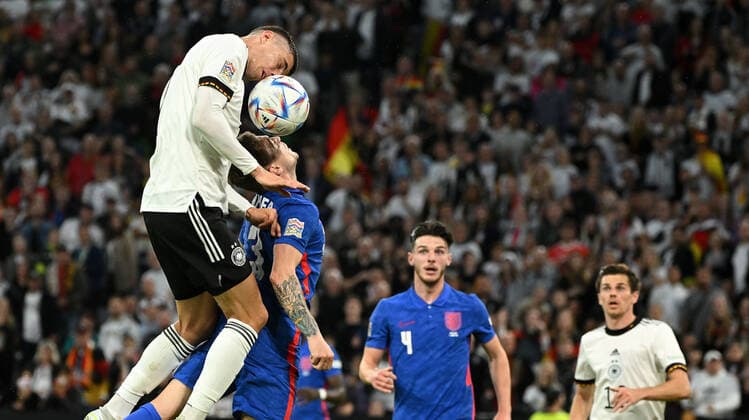 07.06.2022, xjhx, Fussball UEFA Nations League, Deutschland - England emspor, v.l. Kai Havertz (Deutsche Fussball Nationalmannschaft DFB) Kieran Trippier (England) Zweikampf, Aktion, action, battle for the ball (DFL DFB REGULATIONS PROHIBIT ANY USE OF PHOTOGRAPHS as IMAGE SEQUENCES and or QUASI-VIDEO) München