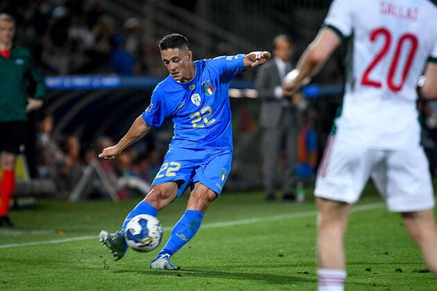 Mandatory Credit: Photo by Ettore Griffoni LiveMedia Shutterstock (12976211ai) Italy s Giacomo Raspadori in action football UEFA Nations League match Italy vs Hungary, Dino Manuzzi stadium, Cesena, Italy - 07 Jun 2022 football UEFA Nations League match Italy vs Hungary, Dino Manuzzi stadium, Cesena, Italy - 07 Jun 2022  Copyright: xEttorexGriffoni LiveMedia Shutterstockx 12976211ai