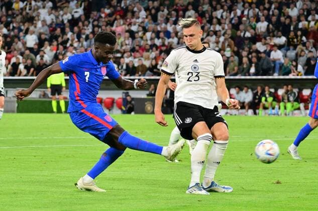 07.06.2022 - UEFA Nations League - Länderspiel: Deutschland Germany gg England United Kingdom - - Bukayo Saka (7, England, links ) Nico Schlotterbeck (23, Deutschland )
