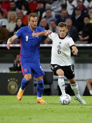 Harry Kane, Joshua Kimmich Zweikampf Spielszene Aktion Fußball Fussball UEFA Nations League Nationalmannschaft DFB Herren Saison 2021 2022 07.06.2022 Deutschland GER vs. England ENG DFL regulations prohibit any use of photographs as image sequences and or quasi-video.