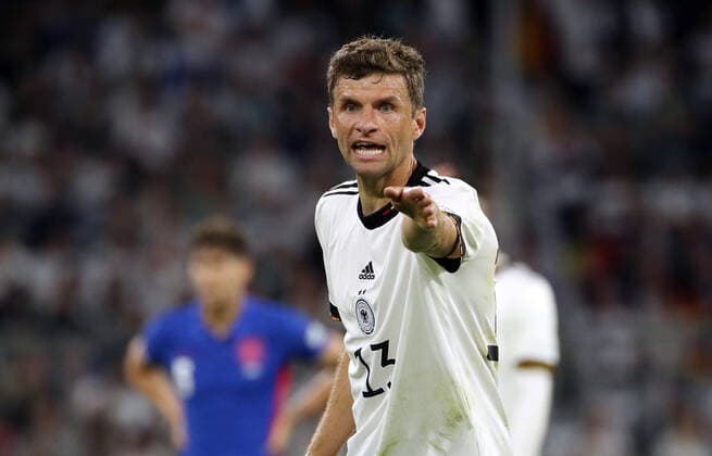 Thomas Müller zeigend, gestikulierend Aktion Oberkoerper Oberkörper Fußball Fussball UEFA Nations League Nationalmannschaft DFB Herren Saison 2021 2022 07.06.2022 Deutschland GER vs. England ENG DFL regulations prohibit any use of photographs as image sequences and or quasi-video.