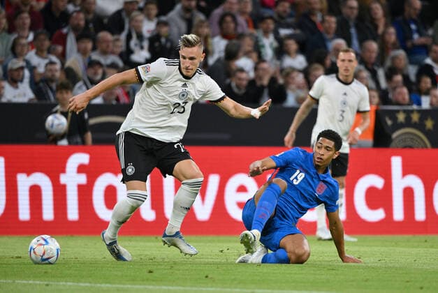 Nico Schlotterbeck (Deutschland), li., gegen Jude Bellingham (England) 07.06.2022, Fussball 2022, UEFA Nations League 2022 23, 2. Spieltag in München, Deutschland - England Foto: Maik Hölter TEAM2sportphoto Muenchen Allianz Arena Deutschland