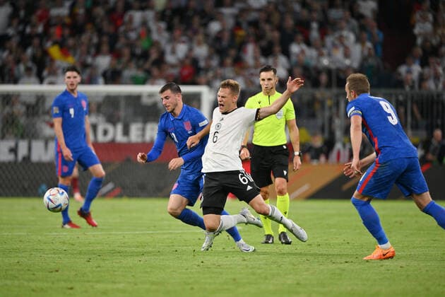 Joshua Kimmich (Deutschland), re., gegen Mason Mount (England) 07.06.2022, Fussball 2022, UEFA Nations League 2022 23, 2. Spieltag in München, Deutschland - England Foto: Maik Hölter TEAM2sportphoto Muenchen Allianz Arena Deutschland