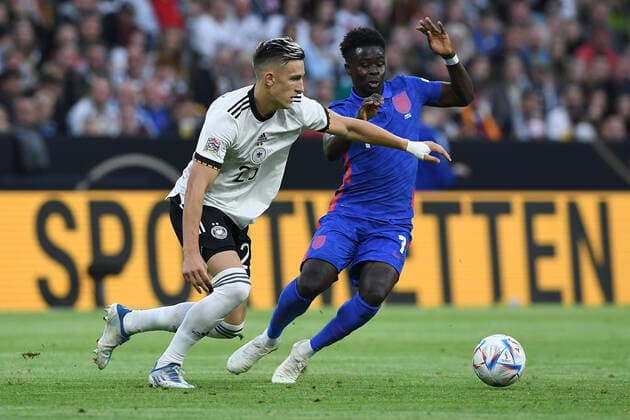 Fußball UEFA Nations League Deutschland - England am 07.06.2022 in der Allianz Arena in München Nico Schlotterbeck ( Deutschland ), links - Bukayo Saka ( England ), rechts DFB regulations prohibit any use of photographs as image sequences and or quasi-video.