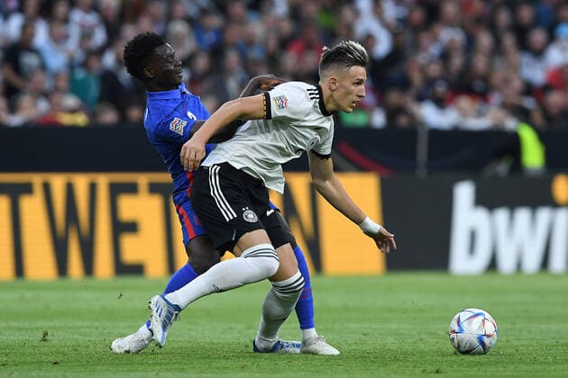 Fußball UEFA Nations League Deutschland - England am 07.06.2022 in der Allianz Arena in München Nico Schlotterbeck ( Deutschland ), vorne - Bukayo Saka ( England ), hinten DFB regulations prohibit any use of photographs as image sequences and or quasi-video.