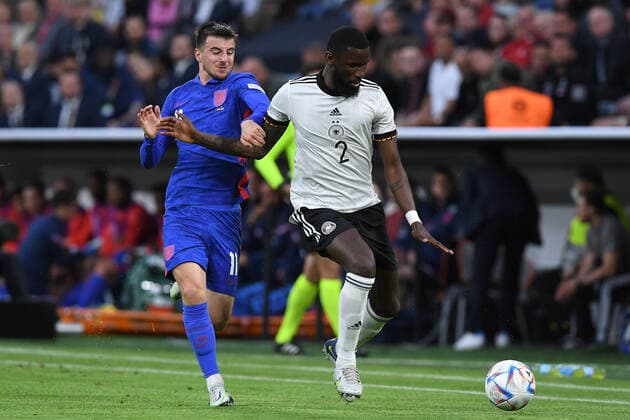 Fußball UEFA Nations League Deutschland - England am 07.06.2022 in der Allianz Arena in München Mason Mount ( England ), links - Antonio Rüdiger ( Deutschland ), rechts DFB regulations prohibit any use of photographs as image sequences and or quasi-video.