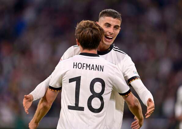 07.06.2022, Fussball Länderspiel UEFA-Nations-League 2022 23, Deutschland - England, in der Allianz-Arena München. v.l. Jonas Hofmann (Deutschland) und Kai Havertz (Deutschland) jubeln.
