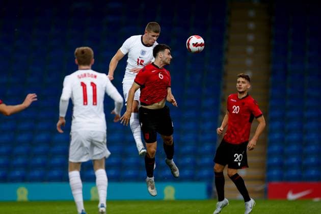 U21, U 21 England v U21 Albania U21 UEFA EUROPEAN CHAMPIONSHIPS 07 06 2022. Qualifier England Mens U21 s defender playing for Leeds United, Charlie Cresswell (15) wins the header during the U21 UEFA EUROPEAN CHAMPIONSHIPS match between U21 England and U21 Albania at Technique Stadium, Chesterfield, United Kingdom on 7 June 2022. Chesterfield Technique Stadium United Kingdom Editorial use only , Copyright: xSimonxDaviesx PSI-15379-0090