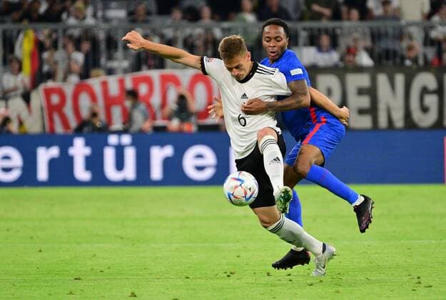 07.06.2022 - UEFA Nations League - Länderspiel: Deutschland Germany gg England United Kingdom - - Joshua Kimmich (6, Deutschland ) vor Raheem Sterling (10, England )