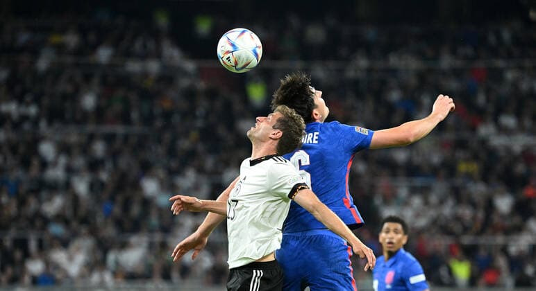 07.06.2022, xjhx, Fussball UEFA Nations League, Deutschland - England emspor, v.l. Thomas Mueller Müller (Deutsche Fussball Nationalmannschaft DFB) Harry Maguire (England) Kopfballduell Kopfball Zweikampf (DFL DFB REGULATIONS PROHIBIT ANY USE OF PHOTOGRAPHS as IMAGE SEQUENCES and or QUASI-VIDEO) München