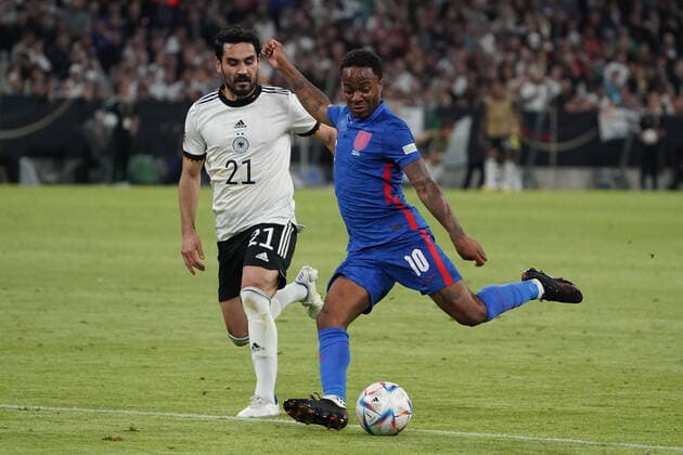 Raheem Sterling (England) zieht ab gegen Ilkay Guendogan (Deutschland Germany) - Muenchen 07.06.2022: Deutschland vs. England, Allianz Arena, Nations League A 2. Spieltag