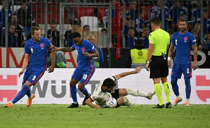 07.06.2022, xjhx, Fussball UEFA Nations League, Deutschland - England emspor, v.l. Harry Kane (England) Raheem Sterling (England) Ilkay Guendogan Gündogan (Deutsche Fussball Nationalmannschaft DFB) Schiedsrichter del Cerro Grande, Carlos Kyle Walker (England) Zweikampf, Aktion, action, battle for the ball (DFL DFB REGULATIONS PROHIBIT ANY USE OF PHOTOGRAPHS as IMAGE SEQUENCES and or QUASI-VIDEO) München