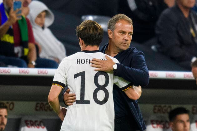 GER, UEFA Nations League, Deutschland - England 07.06.2022, Allianz Arena, Muenchen, GER, UEFA Nations League, Deutschland - England, im Bild Torschütze Jonas Hofmann (Deutschland 18) wird ausgewechselt, mit Hansi Flick (Trainer Deutschland)
