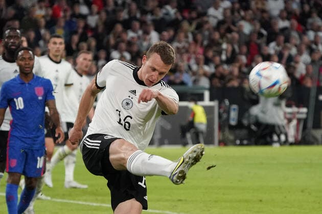 Lukas Klostermann (Deutschland Germany) klaert - Muenchen 07.06.2022: Deutschland vs. England, Allianz Arena, Nations League A 2. Spieltag