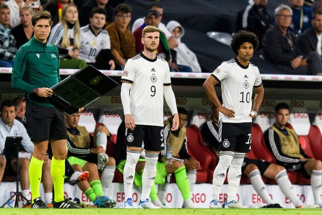 GER, UEFA Nations League, Deutschland - England 07.06.2022, Allianz Arena, Muenchen, GER, UEFA Nations League, Deutschland - England, im Bild Timo Werner (Deutschland 9) und Serge Gnabry (Deutschland 10) warten auf ihre einwechslung
