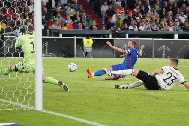 Torwart Goalie Manuel Neuer (Deutschland Germany) klaert die große Chance für Harry Kane (England) - Muenchen 07.06.2022: Deutschland vs. England, Allianz Arena, Nations League A 2. Spieltag