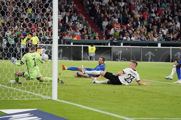 Torwart Goalie Manuel Neuer (Deutschland Germany) klaert die große Chance für Harry Kane (England) - Muenchen 07.06.2022: Deutschland vs. England, Allianz Arena, Nations League A 2. Spieltag