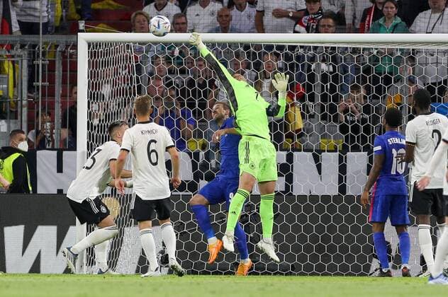 Torwartaktion von Manuel Neuer 1 (Deutschland), Harry Kane 9 (England), Deutschland vs. England, UEFA, Nations League, Fussball, 07.06.2022 Muenchen Bayern Deutschland