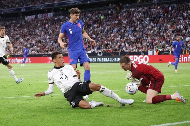 Torchance Jamal MUSIALA (GER), Aktion,Zweikampf gegen Torwart Jordan PICKFORD (ENG). Fussball, Deutschland - England. Fussball UEFA Nationsleague, Deutschland - England, 2. Spieltag, Saison 2021-2022, am 7.6.2022 in Muenchen, A L L I A N Z A R E N A, Deutschland. DFB regulations prohibit any use of photographs as image sequences and or quasi-video. Ã‚Â