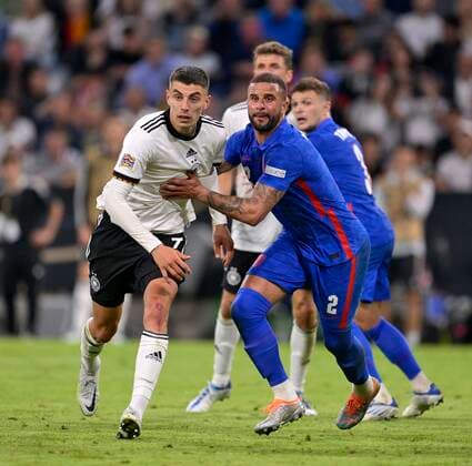 07.06.2022, Fussball Länderspiel UEFA-Nations-League 2022 23, Deutschland - England, in der Allianz-Arena München. v.l. Kai Havertz (Deutschland) gegen Kyle Walker (England)