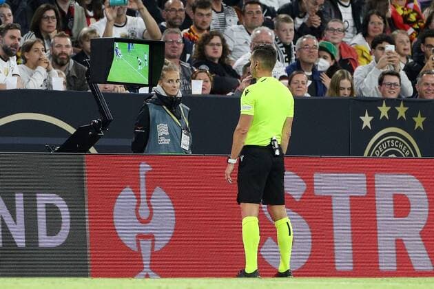 Schiedsrichter, Referee, Carlos Del Cerro Grande schaut auf den Monitor, Videobeweis, Elfmeter fuer England, Deutschland vs. England, UEFA, Nations League, Fussball, 07.06.2022 Muenchen Bayern Deutschland