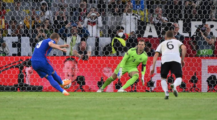 Harry Kane (England) verwandelt gegen Torwart Manuel Neuer (Deutschland) den Elfmeter zum 1:1 07.06.2022, Fussball 2022, UEFA Nations League 2022 23, 2. Spieltag in München, Deutschland - England Foto: Maik Hölter TEAM2sportphoto Muenchen Allianz Arena Deutschland