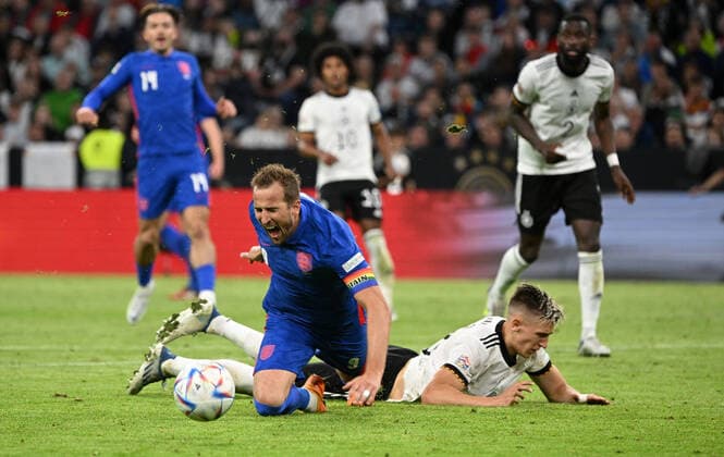 07.06.2022, xjhx, Fussball UEFA Nations League, Deutschland - England emspor, v.l. Nico Schlotterbeck (Deutsche Fussball Nationalmannschaft DFB) foul an Harry Kane (England) Elfmeter (DFL DFB REGULATIONS PROHIBIT ANY USE OF PHOTOGRAPHS as IMAGE SEQUENCES and or QUASI-VIDEO) München