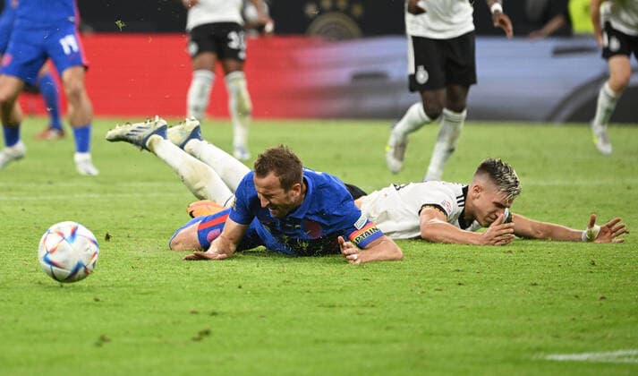 07.06.2022, xjhx, Fussball UEFA Nations League, Deutschland - England emspor, v.l. Nico Schlotterbeck (Deutsche Fussball Nationalmannschaft DFB) foul an Harry Kane (England) Elfmeter (DFL DFB REGULATIONS PROHIBIT ANY USE OF PHOTOGRAPHS as IMAGE SEQUENCES and or QUASI-VIDEO) München