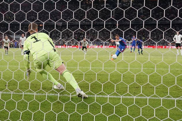 Tor zum 1:1 per Elfmeter von Harry Kane (England) gegen Torwart Goalie Manuel Neuer (Deutschland Germany)- Muenchen 07.06.2022: Deutschland vs. England, Allianz Arena, Nations League A 2. Spieltag