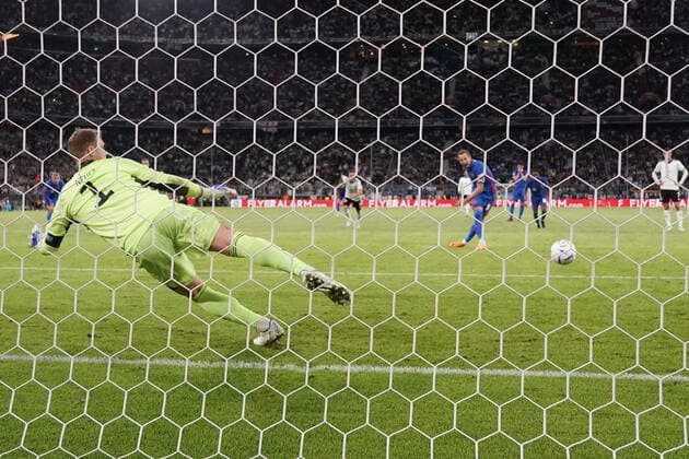 Tor zum 1:1 per Elfmeter von Harry Kane (England) gegen Torwart Goalie Manuel Neuer (Deutschland Germany)- Muenchen 07.06.2022: Deutschland vs. England, Allianz Arena, Nations League A 2. Spieltag