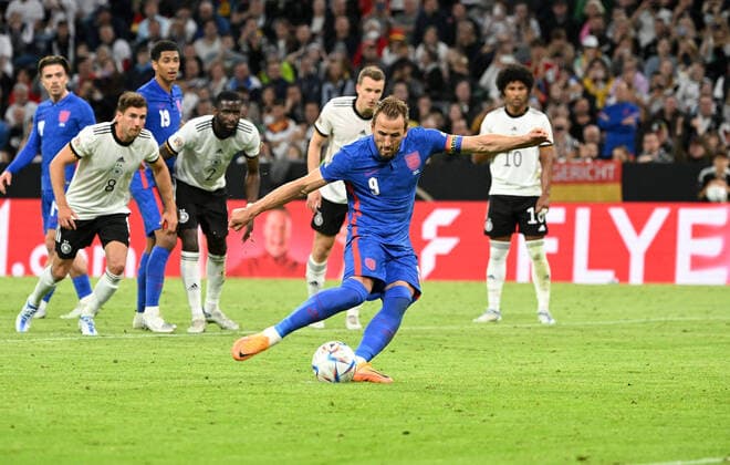 07.06.2022, xjhx, Fussball UEFA Nations League, Deutschland - England emspor, v.l. Elfmeter Foulelfmeter Harry Kane (England) erzielt das Tor zum scores the Goal 1:1 (DFL DFB REGULATIONS PROHIBIT ANY USE OF PHOTOGRAPHS as IMAGE SEQUENCES and or QUASI-VIDEO) München