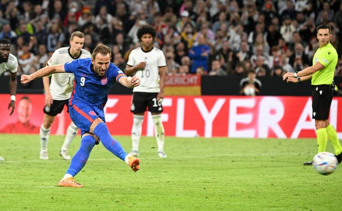 07.06.2022, xjhx, Fussball UEFA Nations League, Deutschland - England emspor, v.l. Elfmeter Foulelfmeter Harry Kane (England) erzielt das Tor zum scores the Goal 1:1 (DFL DFB REGULATIONS PROHIBIT ANY USE OF PHOTOGRAPHS as IMAGE SEQUENCES and or QUASI-VIDEO) München