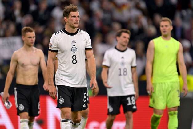 07.06.2022, Fussball Länderspiel UEFA-Nations-League 2022 23, Deutschland - England, in der Allianz-Arena München. v.l. Josua Kimmich (Deutschland), Leon Goretzka (Deutschland), Jonas Hofmann (Deutschland) und Torwart Manuel Neuer (Deutschland) sind nach dem Spiel enttäuscht,