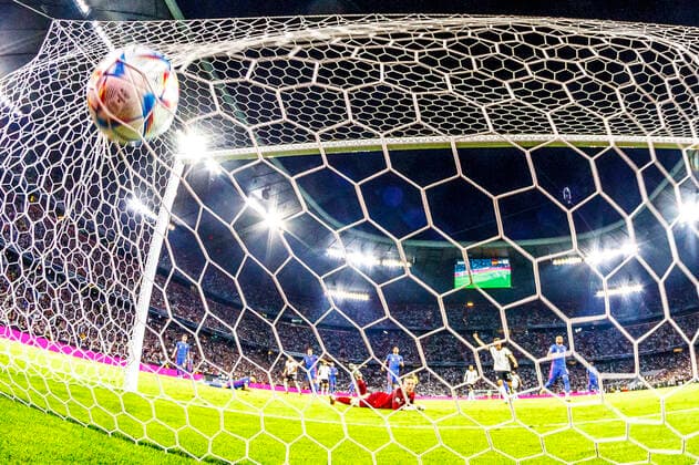Sport Bilder des Tages GER, UEFA Nations League, Deutschland - England 07.06.2022, Allianz Arena, Muenchen, GER, UEFA Nations League, Deutschland - England, im Bild Jubel nach dem Tor zum 1-0 durch Jonas Hofmann (Deutschland 18) mit Jordan Pickford (England 1) Aufgenommen mit der Hintertor Remote Kamera