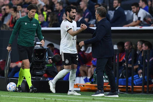 Fußball UEFA Nations League Deutschland - England am 07.06.2022 in der Allianz Arena in München Ilkay Gündogan ( Deutschland ), links - Hans-Dieter Hansi Flick ( Bundestrainer ), rechts DFB regulations prohibit any use of photographs as image sequences and or quasi-video.