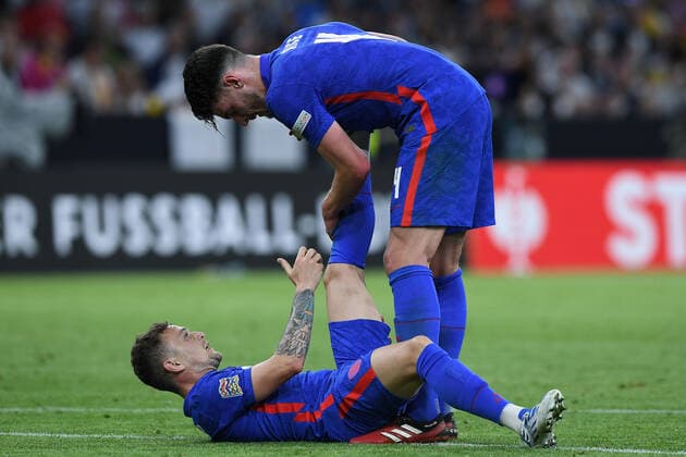Fußball UEFA Nations League Deutschland - England am 07.06.2022 in der Allianz Arena in München Kieran Trippier ( England ), vorne - Declan Rice ( England ), hinten DFB regulations prohibit any use of photographs as image sequences and or quasi-video.