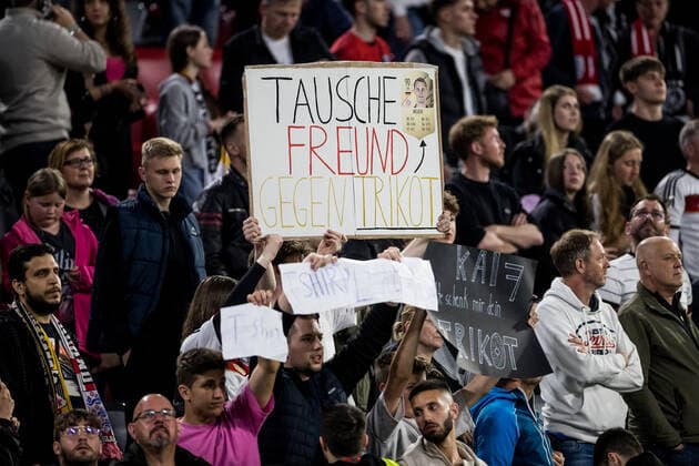 UEFA Nations League, Deutschland - England; 07.06.2022 Tausche Freund gegen Trikot - Schild UEFA Nations League, Deutschland - England, Allianz Arena, Muenchen Copyright: xBEAUTIFULxSPORTS Wunderlx