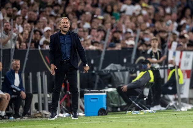 UEFA Nations League, Deutschland - England; 07.06.2022 Hans-Dieter Flick (Cheftrainer, Deutschland) springt protestierend an der Seitenlinie UEFA Nations League, Deutschland - England, Allianz Arena, Muenchen Copyright: xBEAUTIFULxSPORTS Wunderlx