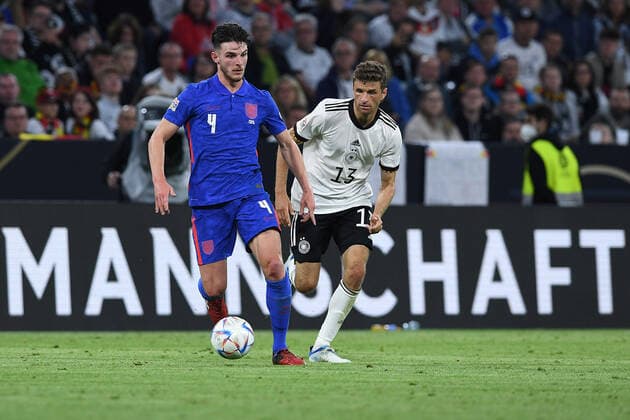 Fußball UEFA Nations League Deutschland - England am 07.06.2022 in der Allianz Arena in München Declan Rice ( England ), vorne - Thomas Müller ( Deutschland ), hinten DFB regulations prohibit any use of photographs as image sequences and or quasi-video.