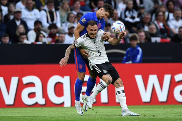 Fußball UEFA Nations League Deutschland - England am 07.06.2022 in der Allianz Arena in München David Raum ( Deutschland ), vorne - John Stones ( England ), hinten DFB regulations prohibit any use of photographs as image sequences and or quasi-video.